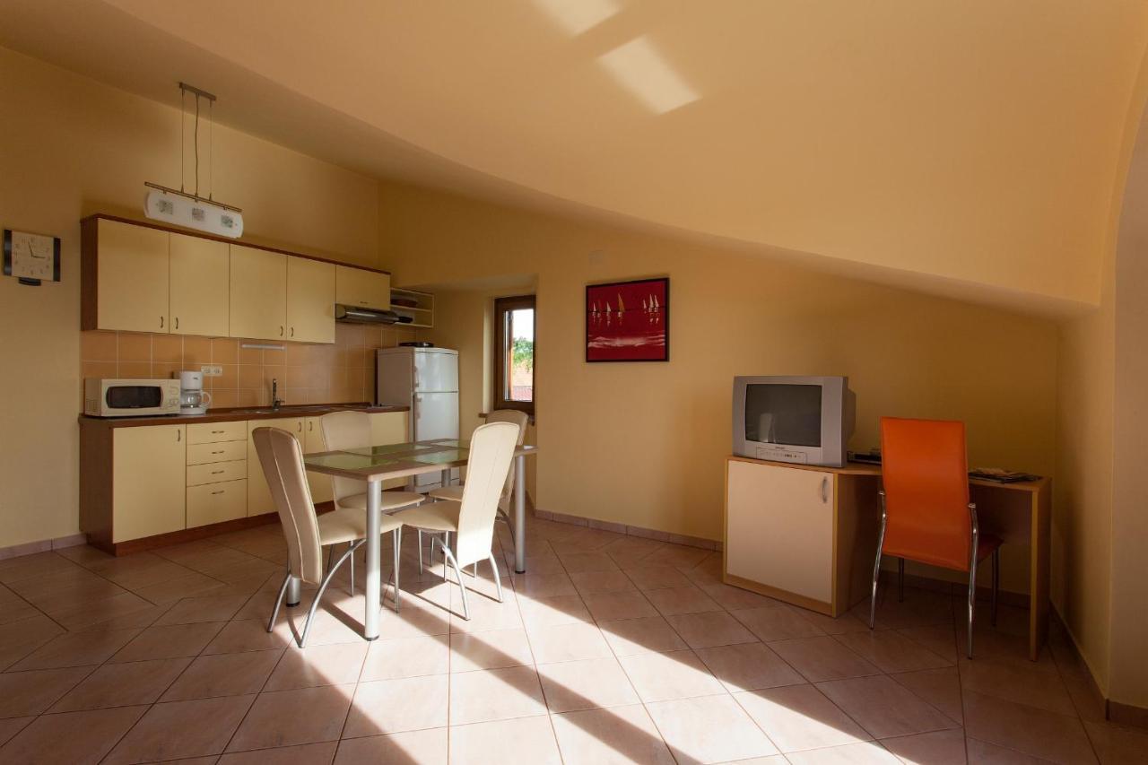 Apartman Vjekoslav Krk Town Exterior foto